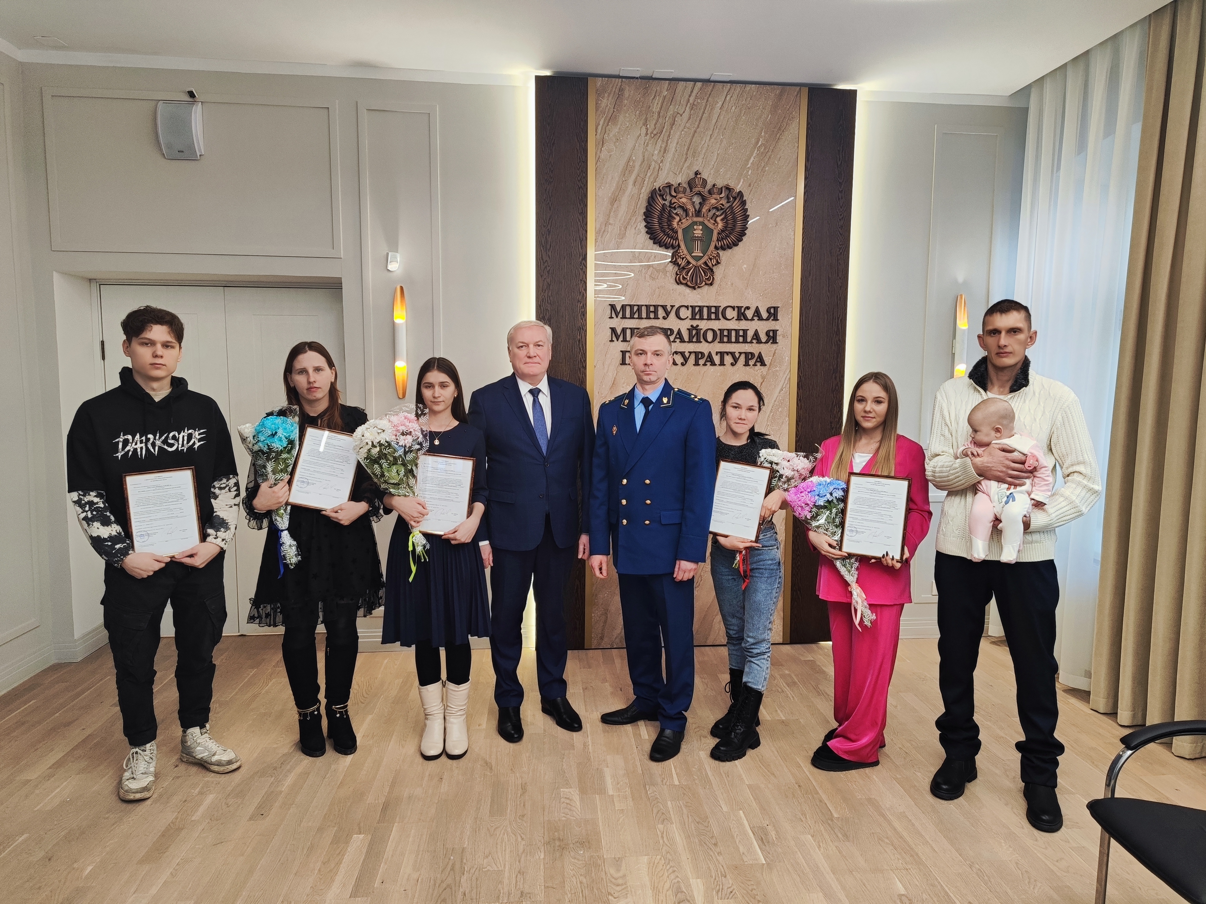 Восемь детей-сирот в Минусинске получили сертификаты на покупку собственного жилья.